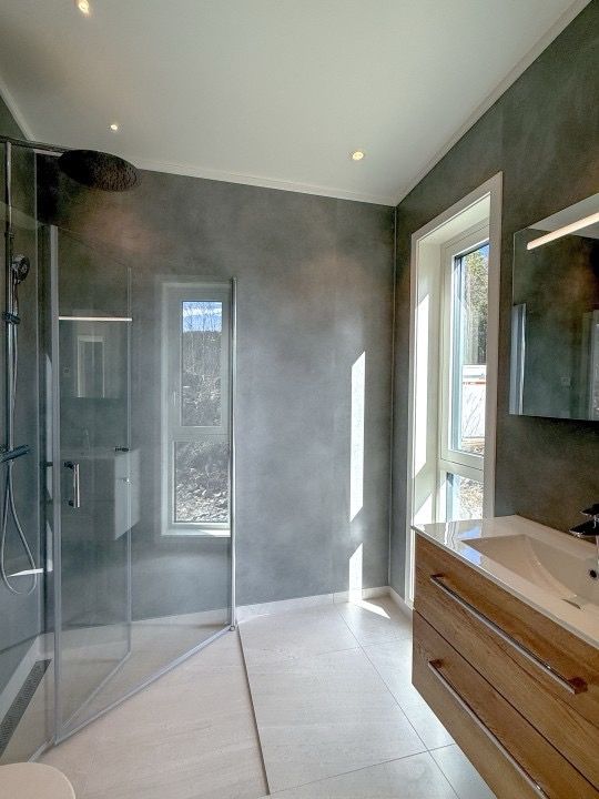 Detalj fra bad med Fibo veggsystem i Meton Grey