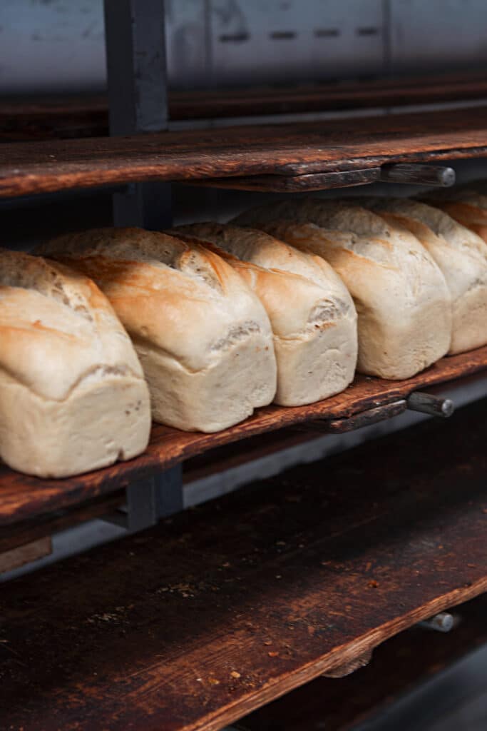 Ferske brød hos Moseid Bakeri