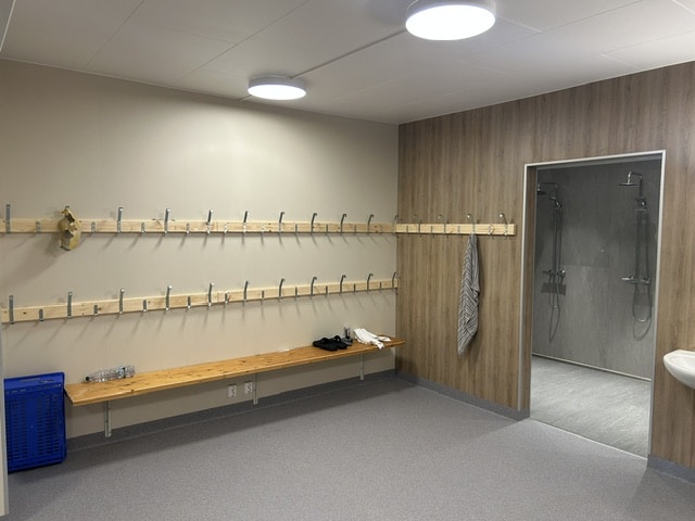 Garderobe og dusjområde på Årungen Rostadion med Fibo veggpaneler